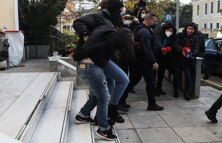 Στιγμιότυπο από τη μεταφορά της μητέρας στον ανακριτή, τον περασμένο Φεβρουάριο (φωτ.: EUROKINISSI / Σωτήρης Δημητρόπουλος)
