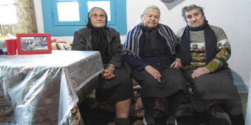 Οι τρεις γιαγιάδες που αποτέλεσαν σύμβολο της αλληλεγγύης του λαού της Λέσβου στους εκατοντάδες χιλιάδες Σύριους στη μεγάλη πλειοψηφία τους πρόσφυγες που πέρασαν την διετία 2015-2016 από τις απέναντι ακτές (φωτ.: ΑΠΕ-ΜΠΕ / Στρατής Μπαλάσκας)