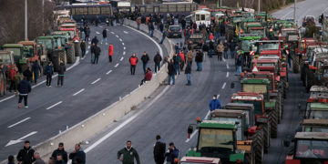 Μπλόκο αγροτών στη Νίκαια της Λάρισας (φωτ.: EUROKINISSI / Λεωνίδας Τζέκας)