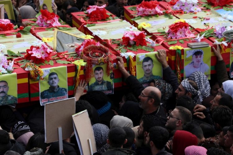 Εικόνα από την κηδεία των μαχητών του SDF που έχασαν τη ζωή τους σε μάχη κατά του Ισλαμικού Κράτους μετά την ανακατάληψη της φυλακής στην Χασάκα (φωτ.: EPA/AHMED MARDNLI)
