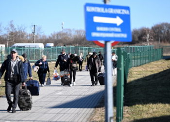 Πολίτες περπατάνε στα σύνορα Πολωνίας-Ουκρανίας (φωτ.: EPA/ Wojtek Jargilo)