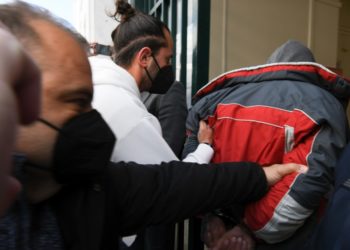 Στιγμιότυπο από την προσαγωγή του δράστη στην Εισαγγελία (φωτ.: ILIALIVE.GR Γιάννης Σπυρούνης/ EUROKINISSI)