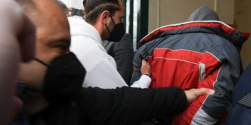 Στιγμιότυπο από την προσαγωγή του δράστη στην Εισαγγελία (φωτ.: ILIALIVE.GR Γιάννης Σπυρούνης/ EUROKINISSI)