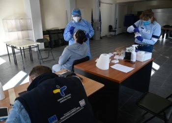 Κλιμάκιο του ΕΟΔΥ κάνει rapid tests σε πολίτες (φωτ. αρχείου: EUROKINISSI/ Μιχάλης Καραγιάννης)