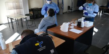 Κλιμάκιο του ΕΟΔΥ κάνει rapid tests σε πολίτες (φωτ. αρχείου: EUROKINISSI/ Μιχάλης Καραγιάννης)