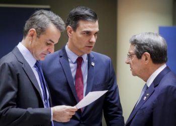 Ο Κυριάκος Μητσοτάκης, ο Ισπανός ομόλογός του Πέδρο Σάντσεθ και ο πρόεδρος της Κυπριακής Δημοκρατίας Νίκος Αναστασιάδης, μιλούν κατά τη διάρκεια της σημερινής Συνόδου Κορυφής, στις Βρυξέλλες. (φωτ.: ΕΡΑ/OLIVIER HOSLET)