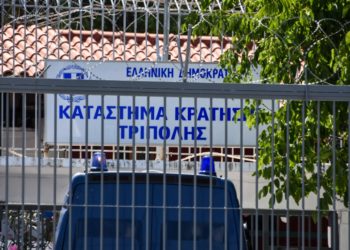 Εικόνα από τη μεταγωγή του Πέτρου Φιλιππίδη στις Φυλακές της Τρίπολης, τον περασμένο Ιούλιο
(φωτ. αρχείου: EUROKINISSI/Βασίλης Παπαδόπουλος)