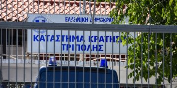 Εικόνα από τη μεταγωγή του Πέτρου Φιλιππίδη στις Φυλακές της Τρίπολης, τον περασμένο Ιούλιο
(φωτ. αρχείου: EUROKINISSI/Βασίλης Παπαδόπουλος)