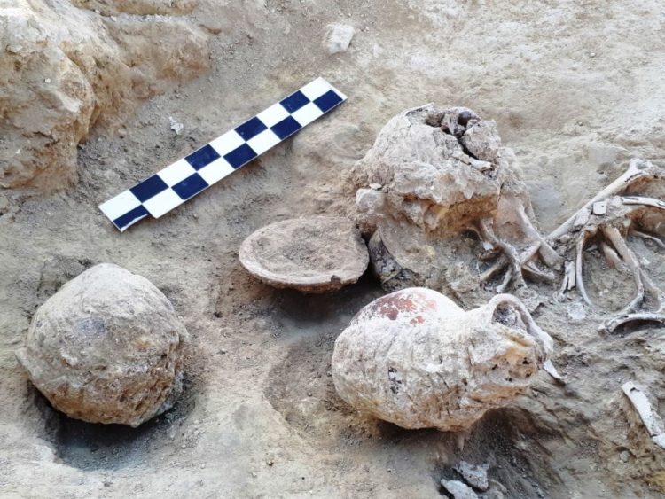 Eυρήματα από τα τμήματα των δυο νεκροταφείων, έξω από τα Γρεβενά (φωτ.: Σόνια Δημάκη)