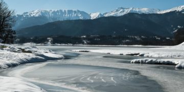 Παγωμένα νερά στην Λίμνη Πλαστήρα κάτω από τις χιονισμένες κορυφές της Τέμπλας (α) και Βουτσικάκι (δ)
(φωτ.: ΕΥΡΙΠΙΔΗΣ ΠΑΠΟΥΤΣΗΣ/EUROKINISSI)