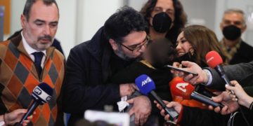 Ο γενικός πρόξενος στη Μαριούπολη, Μανώλης Ανδρουλάκης αγκαλιάζει τον γιο του υπό το βλέμμα της τρισευτυχισμένης συζύγου του, στο αεροδρόμιο «Ελευθέριος Βενιζέλος» (φωτ.: EUROKINISSI/Γιώργος Κονταρίνης)