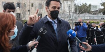 Ο συνήγορος του Πέτρου Φιλιππίδη Μιχάλης Δημητρακόπουλος την ώρα της άφιξής του στο Μικτό Ορκωτό Δικαστήριο (φωτ.: EUROKINISSI/Γιάννης Παναγόπουλος)