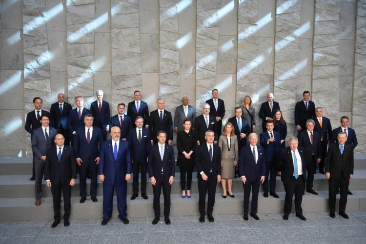 Η οικογενειακή φωτογραφία των ηγετών των χωρών-μελών του NATO, σήμερα, στις Βρυξέλλες (φωτ.: EPA/Radek Pietruszka POLAND OUT)