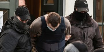 Στιγμιότυπο από την προσαγωγή στον ανακριτή του 33χρονου Πολωνού, που κατηγορείται για τη δολοφονία του 7χρονου γιου της συντρόφου του, τη σορό του οποίου έκρυβαν για πέντε χρόνια (φωτ.: ΤΑΤΙΑΝΑ ΜΠΟΛΑΡΗ/EUROKINISSI)