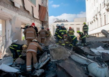 (Διασώστες μετά την πρώτη κτηρίου στο Χάρκοβο (φωτ.: EPA/ Vasyl Zhlobsky)