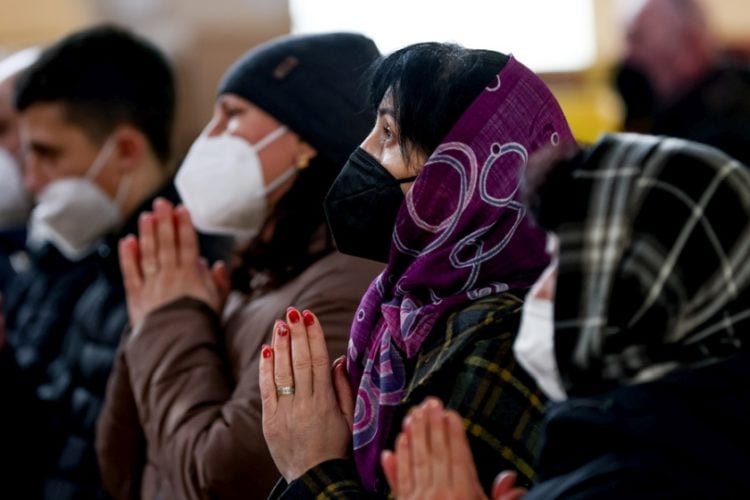 Ουκρανές προσεύχονται στην Καθολική Εκκλησία της ουκρανικής κοινότητας του Βερολίνου, στη Γερμανία (φωτ.: EPA/FILIP SINGER)