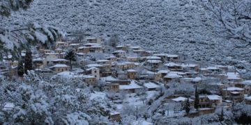 Χιονισμένο το χωριό Καρυά στο Αρτεμίσιο όρος, στην ορεινή Αργολίδα (φωτ.: ΑΠΕ-ΜΠΕ/Ευάγγελος Μπουγιώτης)