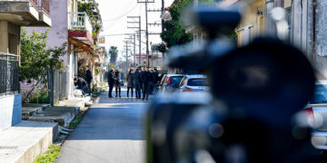 Στα αριστερά το μοιραίο σπίτι όπου άφησαν την τελευταία τους πνοή τα τέσσερα μέλη της οικογένειας Κλότσι (φωτ.: ileialive.gr / Γιάννης Σπυρούνης)