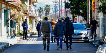Στα αριστερά το μοιραίο σπίτι όπου άφησαν την τελευταία τους πνοή τα τέσσερα μέλη της οικογένειας Κλότσι (φωτ.: ileialive.gr / Γιάννης Σπυρούνης)