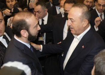 Στιγμιότυπο από τη συνάντηση του Αραράτ Μιρζογιάν με τον Μεβλούτ Τσαβούσογλου (πηγή: aydinlik.com.tr)