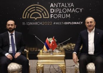Αραράτ Μιρζογιάν και Μεβλούτ Τσαβούσογλου στο διπλωματικό φόρουμ στην Αττάλεια (πηγή: twitter.com)