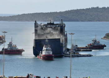 Το Euroferry Olympia ρυμουλκείται στο λιμάνι Πλατυγιάλι, παράπλευρα του κύριου λιμανιού του Αστακού, την Τετάρτη 23 Φεβρουαρίου 2022 (φωτ.: ΑΠΕ-ΜΠΕ/ Νίκη Μπερέρη)