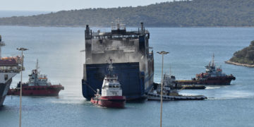 Το Euroferry Olympia ρυμουλκείται στο λιμάνι Πλατυγιάλι, παράπλευρα του κύριου λιμανιού του Αστακού, την Τετάρτη 23 Φεβρουαρίου 2022 (φωτ.: ΑΠΕ-ΜΠΕ/ Νίκη Μπερέρη)