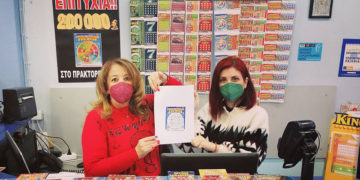 Η Φωτεινή Καντζόγλου, ιδιοκτήτρια του τυχερού καταστήματος ΟΠΑΠ, με την Αμαλία Σάββα, υπάλληλο του καταστήματος