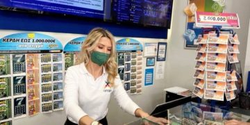 Η Μαρία Ρουσσόπουλου, υπάλληλος στο τυχερό κατάστημα ΟΠΑΠ στην Πάτρα