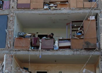 Άνδρας μαζεύει πράγματα από το διαμέρισμά του στο Κίεβο που χτυπήθηκε από ρωσικό πύραυλο (φωτ.: EPA / Atef Safadi)