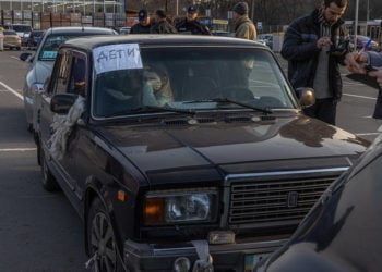 «Παιδιά» γράφει η πινακίδα στο αυτοκίνητο. Οι επιβάτες του έφτασαν στη Ζαπορίζια από τη Μαριούπολη (φωτ.: EPA / Roman Pilipey)