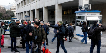 Εν αναμονή της προσαγωγής της μητέρας των τριών παιδιών (φωτ.: Γιώργος Κονταρίνης/ EUROKINISSI)