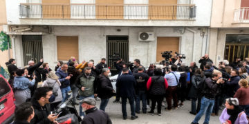 Συγκεντρωμένος κόσμος έξω από το σπίτι που διέμενε η μητέρα των τριών παιδιών (φωτ.: Ανδρέας Αλεξόπουλος/ Eurokinissi)