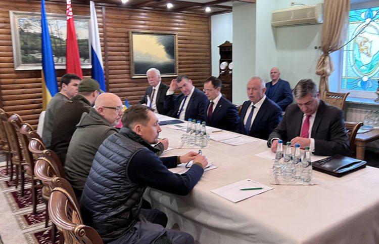 Οι αντιπροσωπείες της Ρωσίας και της Ουκρανίας λίγο πριν από τον δεύτερο γύρο των συνομιλιών (φωτ.: Twitter / MFA Belarus)