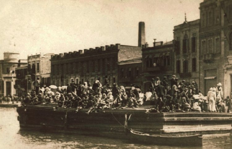 Σμύρνη, 12 Σεπτεμβρίου 1922. Συλλογή Α. και Λ. Χαΐτογλου (πηγή: Λεύκωμα «1922, Μακεδονία, η νέα πατρίδα»)