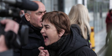 Η Κούλα Αρμουτίδου, μητέρα της Ελένης Τοπαλούδη, έξω από το Μικτό Ορκωτό Εφετείο της Αθήνας (φωτ.: EUROKINISSI / Βασίλης Ρεμπάπης)