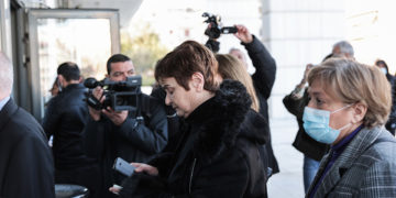 Η Κούλα Αρμουτίδου, μητέρα της Ελένης Τοπαλούδη, έξω από το Μικτό Ορκωτό Εφετείο της Αθήνας (φωτ.: EUROKINISSI / Βασίλης Ρεμπάπης)