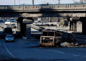 Ουκρανοί στρατιώτες σε σκοπιά στο Κίεβο (φωτ.: EPA/ Atef Safadi)