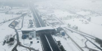 Χιονόπτωση στην Εθνική Οδό Αθηνών-Λαμίας (φωτ. αρχείου: Αντώνης Νικολόπουλος/ EUROKINISSI)