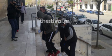 Ο 15χρονος και ο πατέρας του στο δικαστικό μέγαρο της Θεσσαλονίκης (φωτ.: thestival.gr)