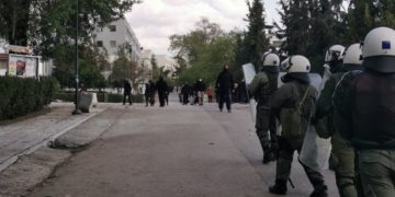 Επεισόδια στο ΑΠΘ μεταξύ αντιεξουσιαστών και αστυνομίας (Φωτ.: ΑΠΕ/ΜΠΕ)