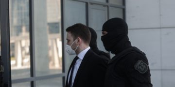 Εικόνα από την προσέλευση του Μπάμπη Αναγνωστόπουλου στο Μικτό Ορκωτό Δικαστήριο, όπου δικάζεται για τη δολοφονία της 20χρονης συζύγου του Κάρολαιν Κράουτς
(φωτ.: Βασίλης Ρεμπάπης/EUROKINISSI)