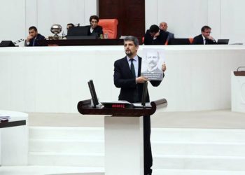 Ο Γκάρο Παϊλάν δείχνει στην Εθνοσυνέλευση τη φωτογραφία ενός Αρμένιου εθνομάρτυρα (φωτ.: en.armradio.am)