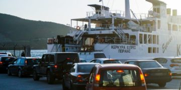 Αυξημένη κίνηση στο λιμάνι της Ηγουμενίτσας λόγω των εκδρομέων του Πάσχα
(Φωτ.: Γιώργος Κονταρίνης / Eurokinissi)