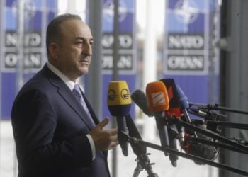 Ο Μεβλούτ Τσαβούσογλου, σήμερα, στην έδρα του NATO, στις Βρυξέλλες (φωτ.: EPA/OLIVIER HOSLET)
