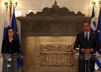 O πρωθυπουργός Κυριάκος Μητσοτάκης και η Φινλανδή ομόλογός του Sanna Marin κάνουν δηλώσεις μετά τη σημερινή τους συνάντηση στο Μέγαρο Μαξίμου, Πέμπτη 28 Απριλίου 2022. ((Φωτ.: Αλέξανδρος Μπελτές/ΑΠΕ-ΜΠΕ)