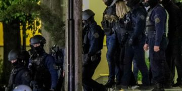 Η Ρούλα Πισπιρίγκου φεύγει από το γραφείο του εισαγγελέα υπό δρακόντεια μέτρα ασφαλείας (φωτ.: EUROKINISSI/Αργυρώ Αναστασίου)