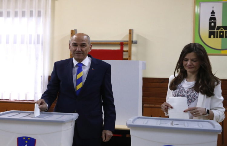Ο πρώην πρωθυπουργός Γιάνες Γιάνσα (φωτ.: EPA/ Antonio Bat)
