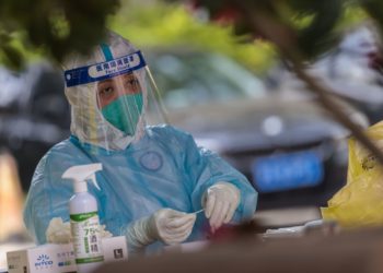 Μέλος του ιατρικού προσωπικού ετοιμάζει ένα τεστ για την ανίχνευση της Covid-19 (φωτ.: EPA/ Alex Plaveski)
