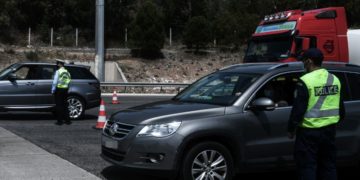 Κίνηση και έλεγχοι από την Αστυνομία στα διόδια της Ελευσίνας (Φωτ. Αρχείου: Τατιάνα Μπόλαρη/Eurokinissi)